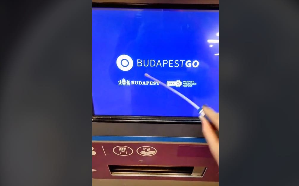 Egy biológus megnézte, mennyi kórokozó van a BKK-automata kijelzőjén, a végeredmény pedig önmagáért beszél