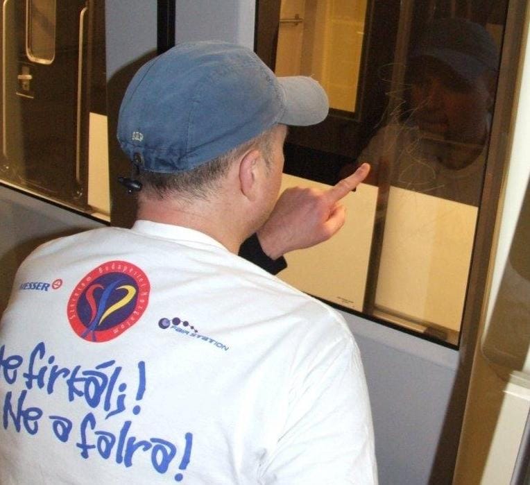Rongálás az új metrón: így tüntették el a karcolásokat - fotók