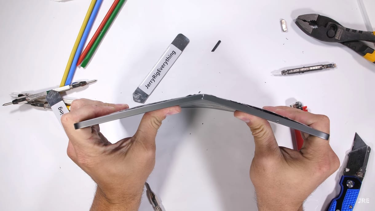 Itt az újabb bendgate-botrány? 688 ezerbe kerül, de pikk-pakk kettétörik az Apple erőgépe