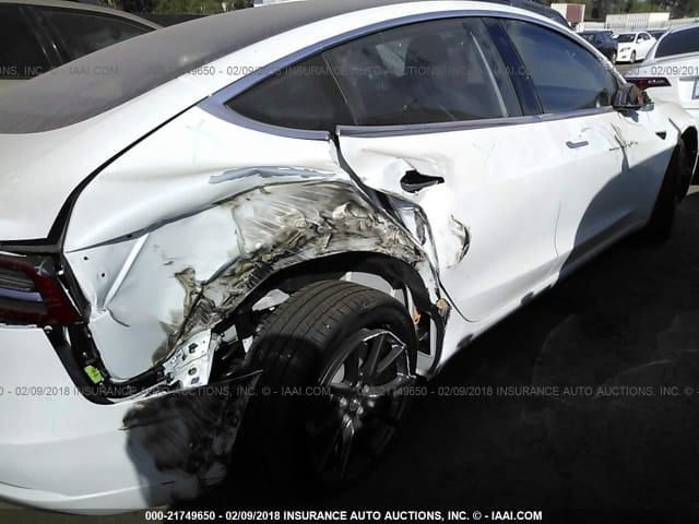 Mi van itt? Újabb Tesla Model 3-at törtek össze