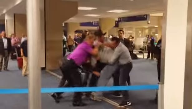 Videó: Utasok nyomták le a homofób őrjöngőt a repülőtéren