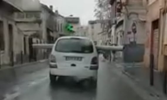 A nap videója: hatalmas csövet így még nem szállítottak városban személyautóval