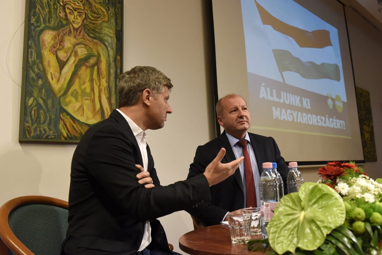 Dübörög a Fidesz országjárása: Simicskó 200 nyugdíjas előtt leplezte le a Soros-hálózatot