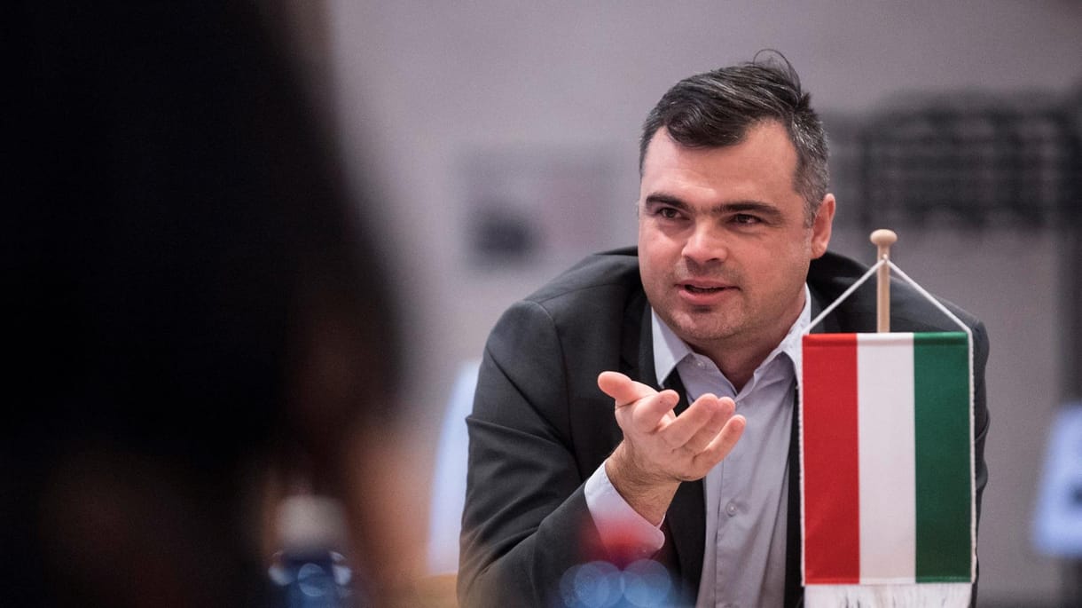 Nem titkolhatja tovább a közmédia, mennyit keresnek a fejesek