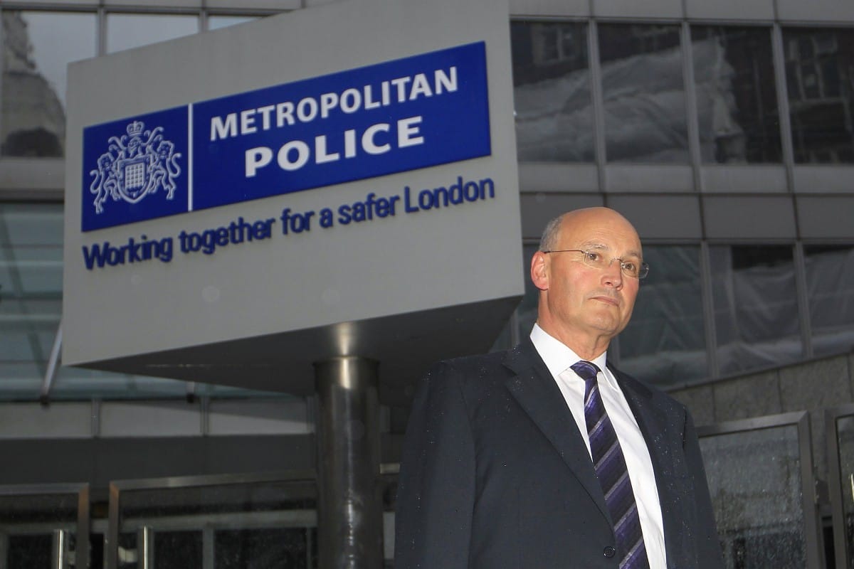 Brit sajtóbotrány: lemondott a Scotland Yard főparancsnoka
