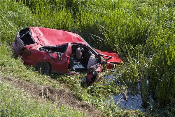 Patakba borult egy autó Pölöskénél, a sofőr belefulladt a vízbe