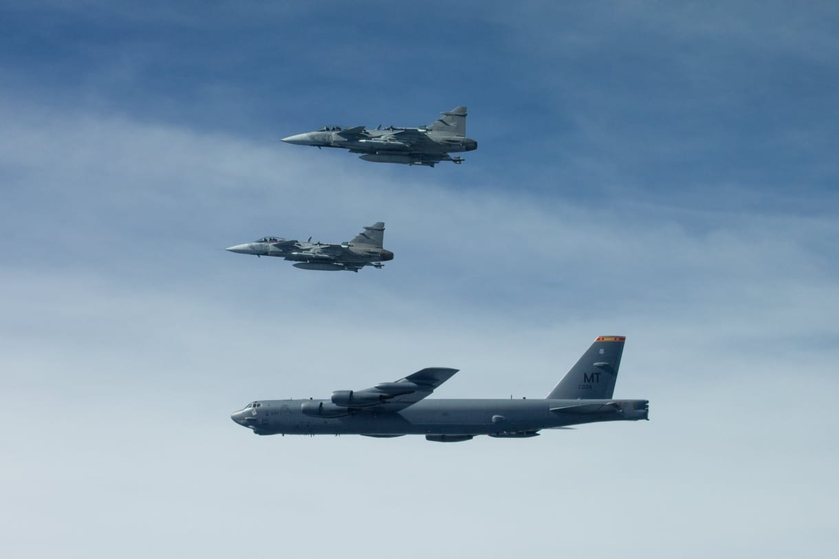 Így repült át a B-52-es Magyarország felett - fotók