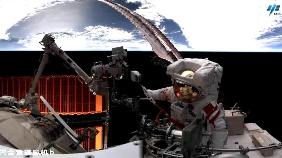 Megdöntötte a NASA rekordját két kínai űrhajós, több mint 9 órás űrsétát hajtottak végre
