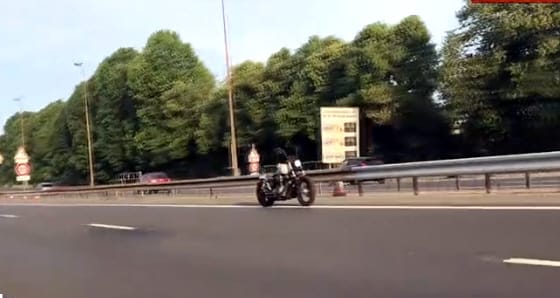 Motoros nélküli motor száguldott Párizsban – trükk, szellem vagy autopilot-teszt?