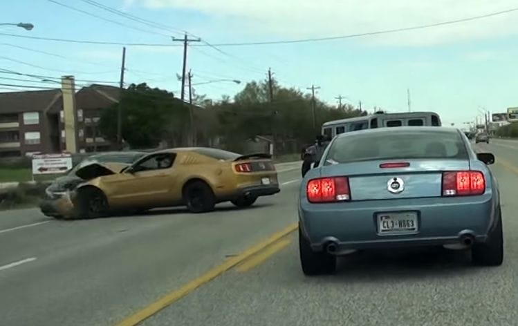 Ki hibázott nagyobbat a balesetnél? A Honda vagy a Mustang sofőrje? – videó
