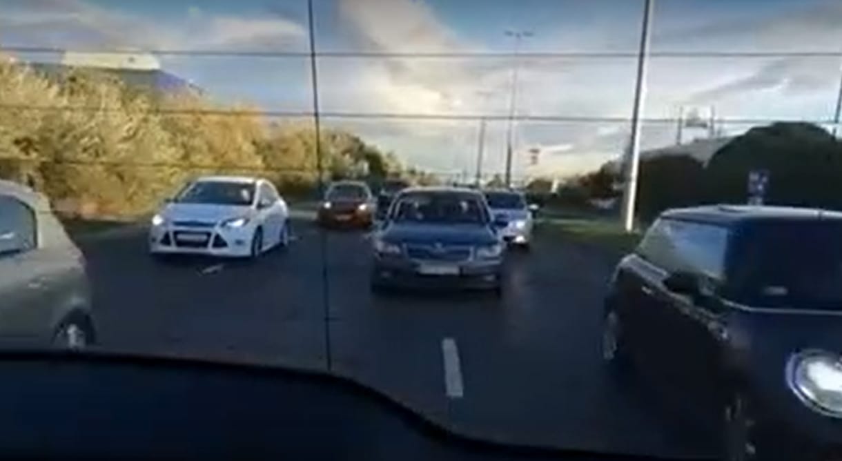 Előkerült egy videó arról, ahogy Orbán Viktort üldözi a konvojába bevágó Szabó Bálint