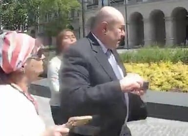 Nem került előzetesbe a Pásztor Istvánt leköpő nő