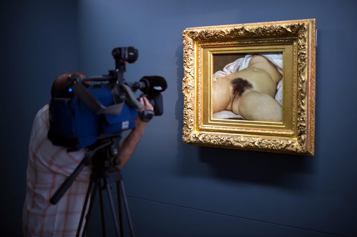 Courbet női nemi szervet ábrázoló festményét „me too” felirattal fújták le