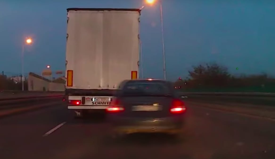 Szlalomozni próbált az autós a forgalomban, de csúnyán ráfázott – videó