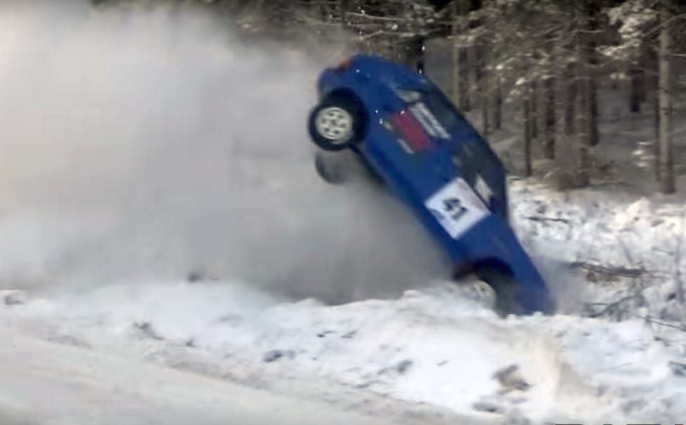 Ez kemény: 8 autó bukott ugyanabban a kanyarban – videó