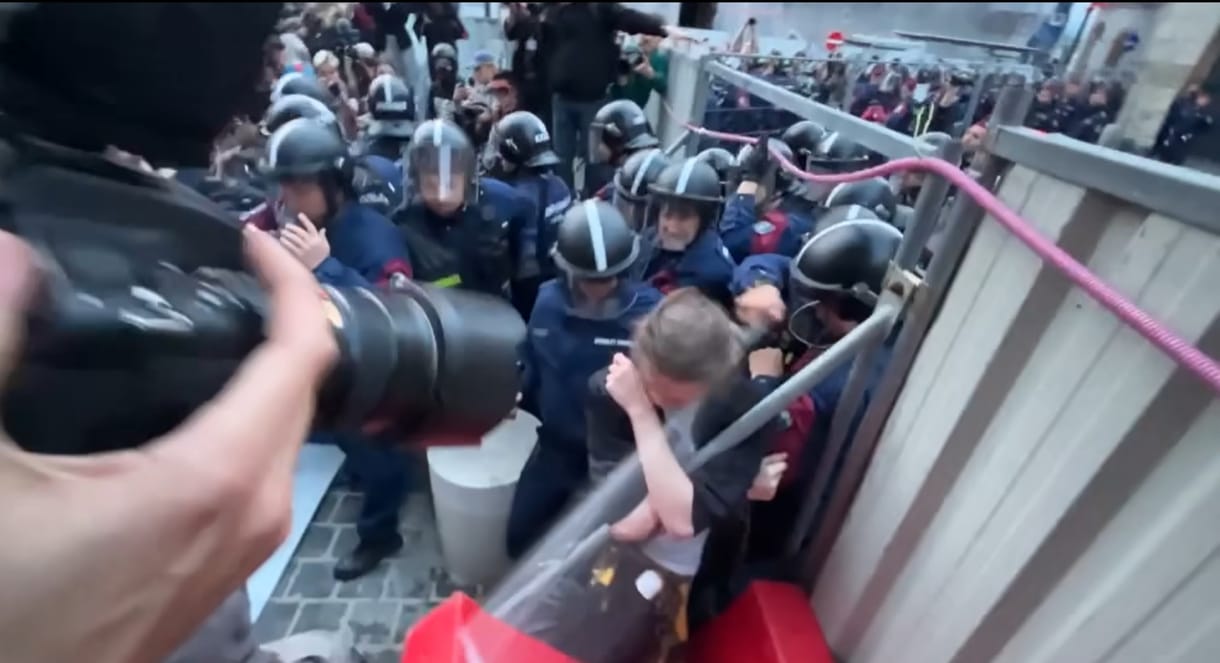 Nem tesz panaszt a rendőrség ellen a könnygázzal telibe fújt 17 éves diák