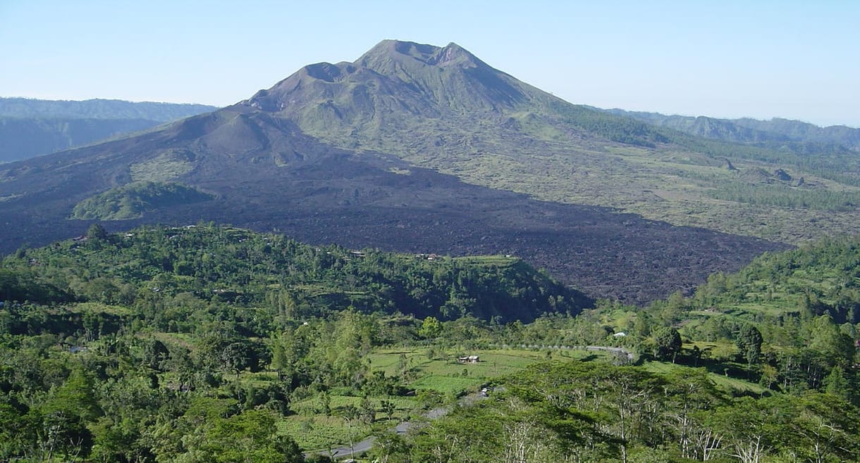 Túl sokat meztelenkedtek, kitilthatják a turistákat Bali szent hegyeiről