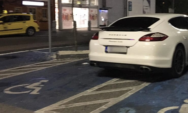 A nap fotója: egyszerre négy mozgássérült-parkolót foglal el egy Porsche
