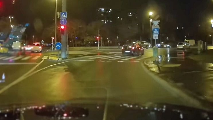 Elsodorta a biciklist, majd elhajtott egy autós Újpesten – videó