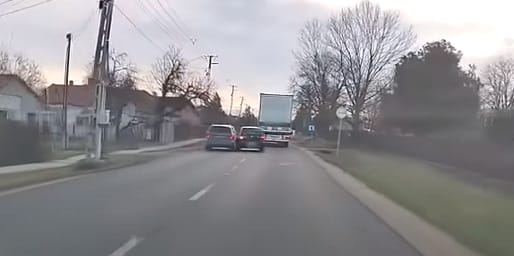 Egyszerre fogyott el a türelmük, úgyhogy tilosban kezdtek veszélyes előzésbe – videó