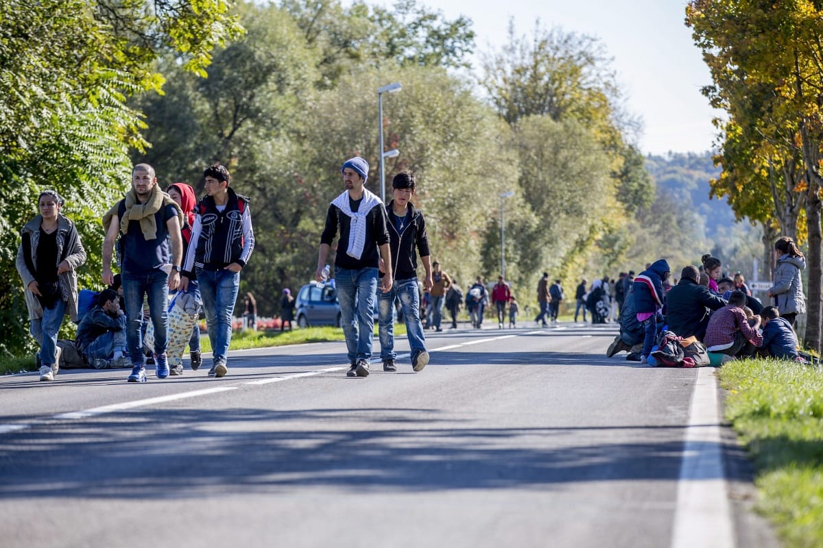 Ausztriában megindult a menekültek menete Graz felé – fotók