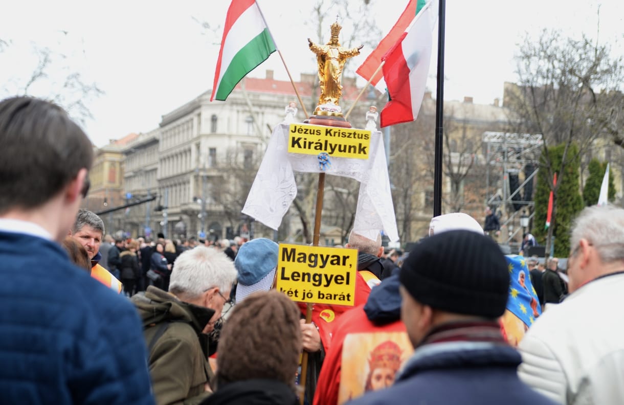 Kiábrándult lengyelek szólnak be Orbánnak a Nemzeti Múzeumnál