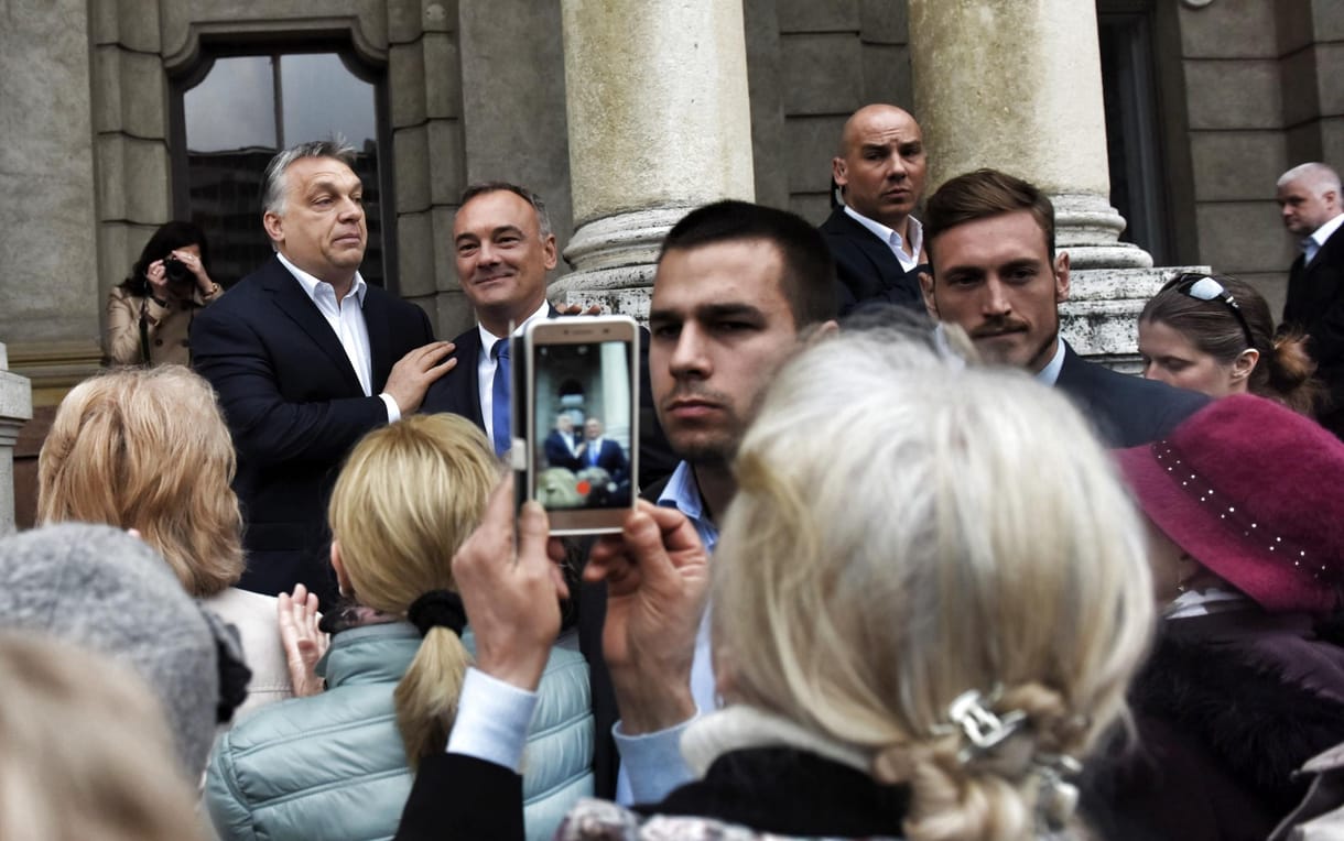 Orbán időként bekerítve érzi magát, de száz nyugdíjas imádja