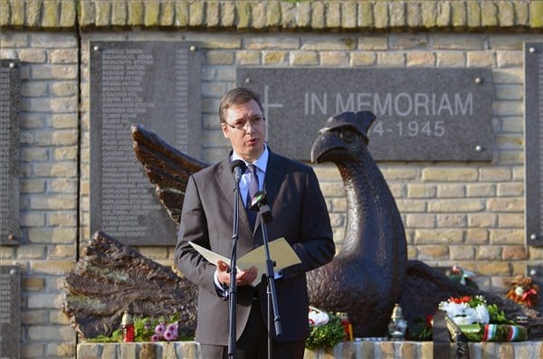 A szerb elnök fejet hajtana a srebrenicai áldozatok előtt