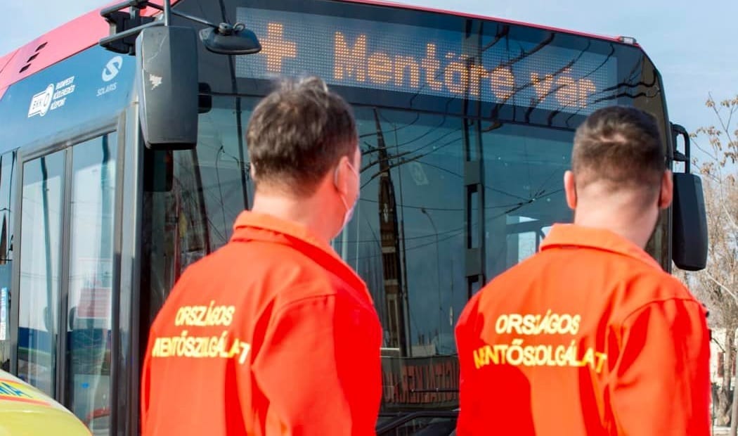 Palacsinta akadt a torkán, a 16-os busz sofőrje mentette meg az életét