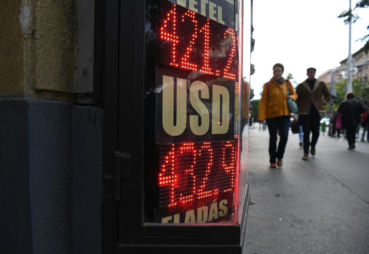 Rekordközelbe gyengült a forint délután