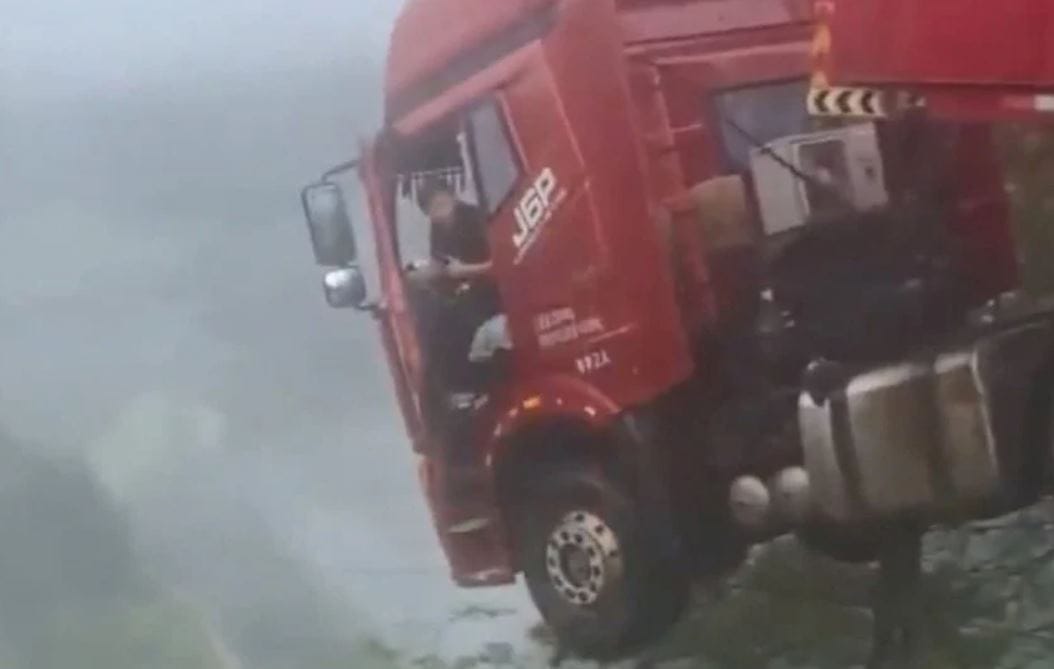 Elképesztő videón, ahogy egy kínai kamionos lóg a levegőben, miután leszakadt alatta a híd