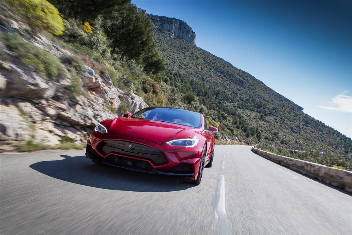 900 lóerősre csavarták fel ezt a Tesla Model S-t