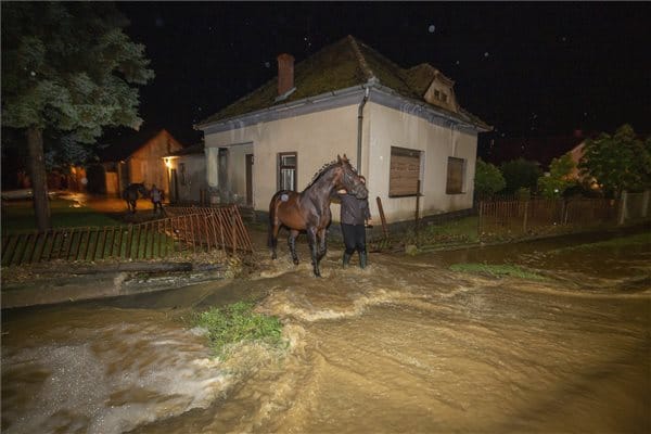 Öt családot kellett kimemenkíteni a hatalmas eső miatt