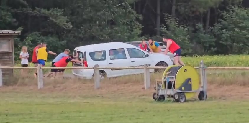 Rögbijátékosok húzták ki a csávából a hajtűkanyart elvétő autóst – videó