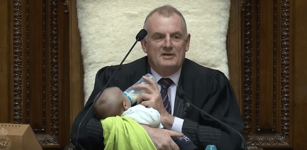 Babával a karján vezényelte le az ülést az új-zélandi parlament elnöke