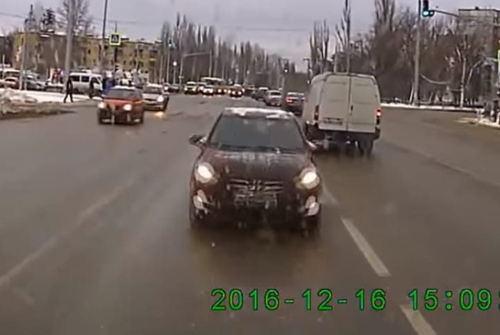 Így néz ki belülről egy frontális ütközés – videó