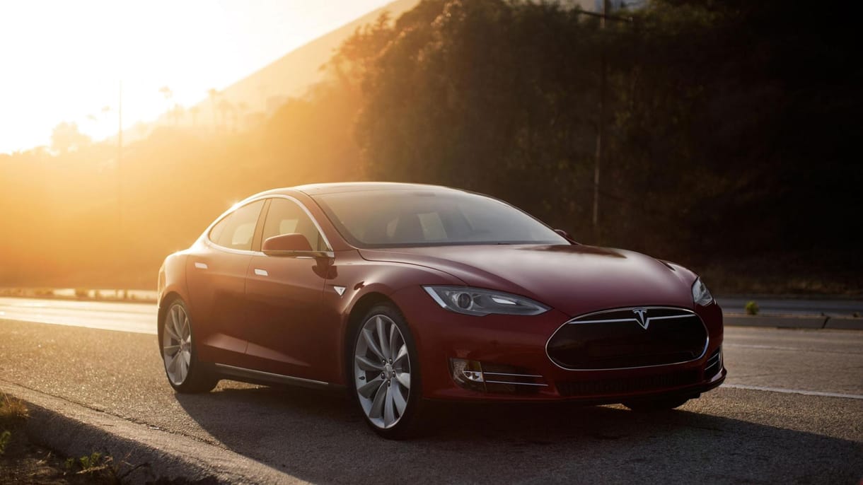 Viszik, mint a cukrot: a BMW-t és a Mercedest is lenyomta a Tesla