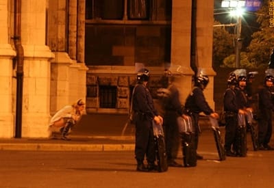 Az Országház tövébe üríteni csak törvényesen érdemes