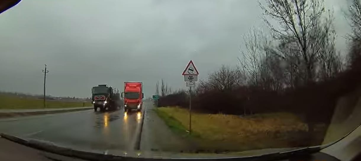 Videón, ahogy a szabálytalanul előző teherautó leszorítja az útról a szembejövő kocsit