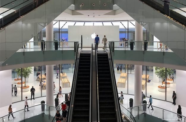 Néhányan már bejárhatták a legújabb Apple-boltot Dubajban