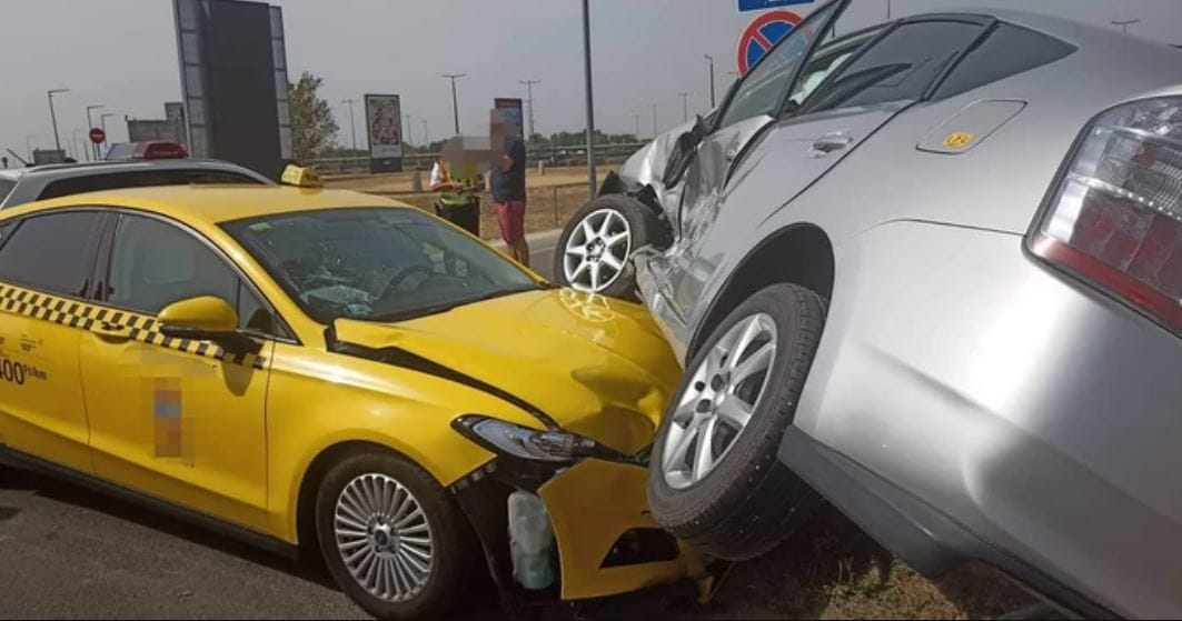 Taxi fúródott egy másik autó alá Budapesten