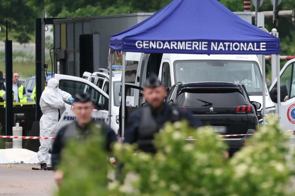 Megtámadtak egy francia rabszállítót, legalább kettő őr meghalt – videó