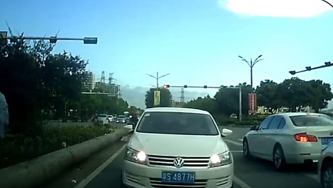 Mitől őrült meg ez az autós, nem tudni, de még a saját kocsiját sem sajnálta – videó