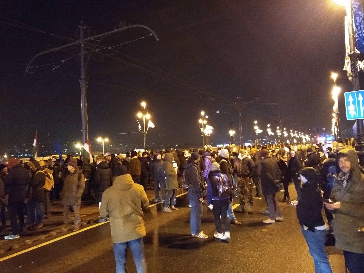 Kiürült a Kossuth tér, a tüntetők nagy része a köztévéhez vonul