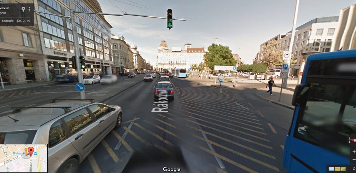 Kerekesszékkel hajtott egy férfi a Rákóczi út középső sávjában