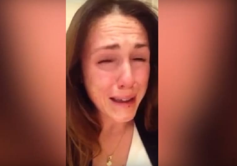 Így zokog az énekesnő, mert nem játssza a dalát a rádió – videó