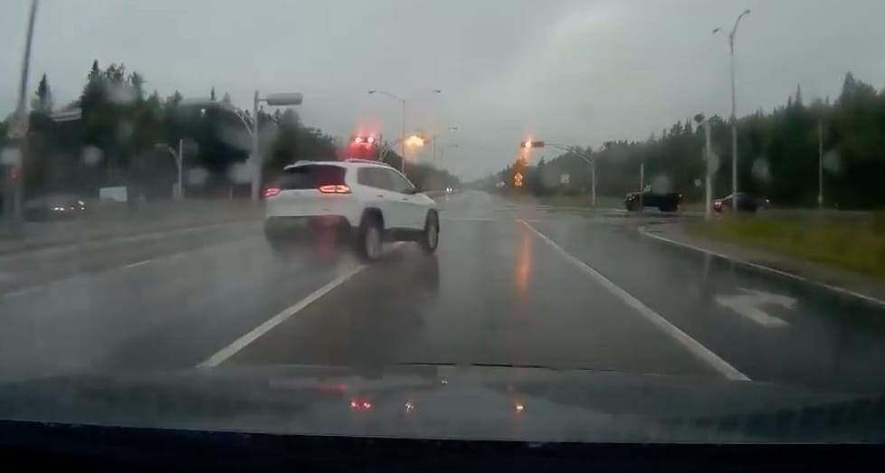 Az összkerékhajtás sem mentette meg ezt a Jeepet – videó