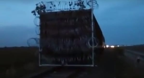 Videó: Helyére tolták a szögesdrótos 