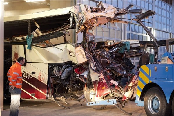 Egyelőre rejtély, miért történt a svájci buszbaleset