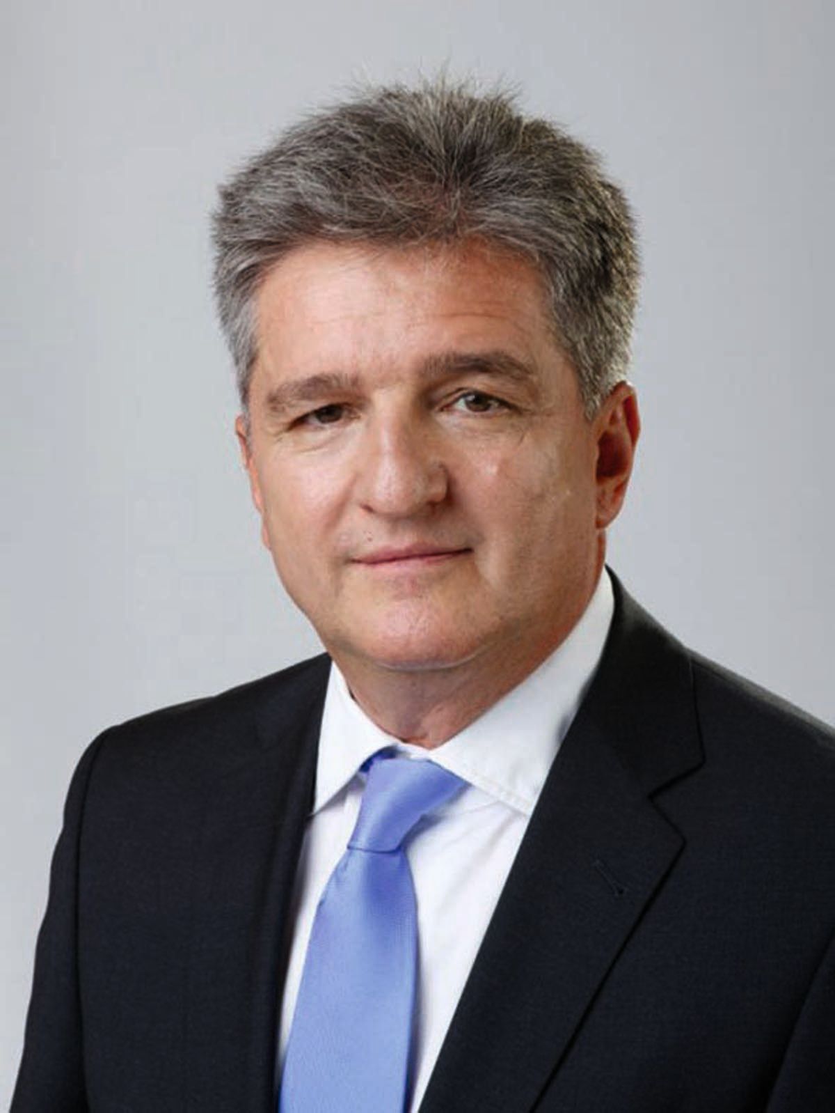 Nem száll le a CÖF a III/II-es múlttal rendelkező rendészeti miniszterről
